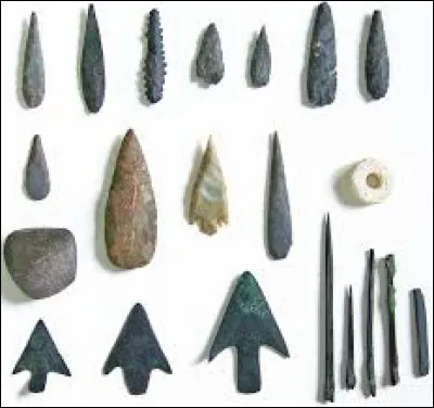 Pendant la période du Chalcolithique on fabriquait les outils avec de la pierre et un métal. Lequel ?