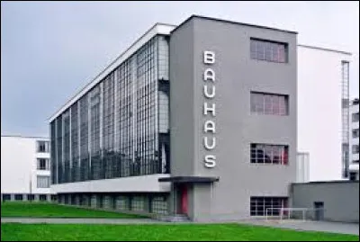 Dans quel pays le "Bauhaus", célèbre école de design, est-il né ?