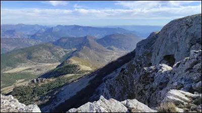 Si je vous dis que la montagne d'Angèle est située dans le Sud du département de la Drôme, dans quelle chaîne de montagnes se trouve-t-elle ?