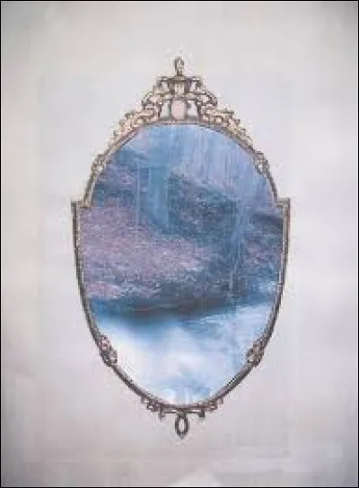 Dans quel conte des frères Grimm, l'héroïne est désignée par le miroir magique comme plus belle que la reine ?