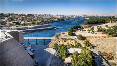 Quel barrage est inauguré le 15 janvier 1971 en Egypte, afin de régulariser le débit du Nil ?