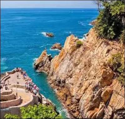 Quel océan borde la station balnéaire d'Acapulco ?