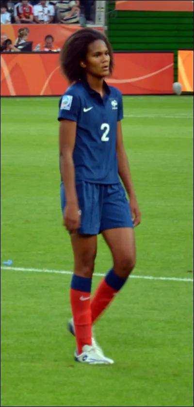 Cette footballeuse a perdu son prénom en tapant dans le ballon, ce qui l'a envoyé dans les tribunes. Pouvez-vous lui rendre ?