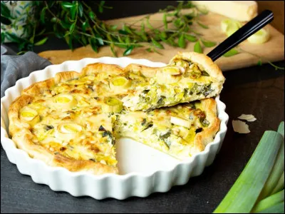 Quel légume se trouve dans cette tarte que l'on peut agrémenter de fromage de chèvre ?