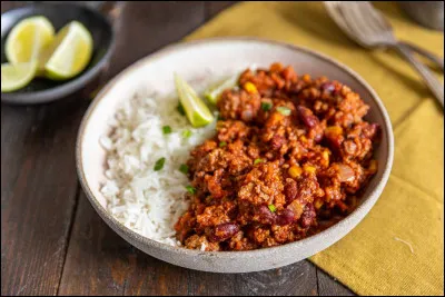 Quel est l'ingrédient principal du chili con carne en dehors du riz ?