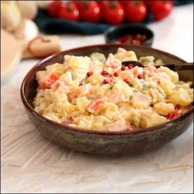 Quel ingrédient n'est pas inclus dans la préparation de la salade piémontaise ?