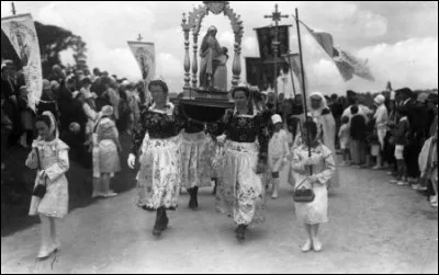 Dans quelle chanson y a-t-il : "et puis pour tous ces mots que l'on dit mots d'amour" ?