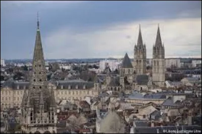 Quelle ville est surnommée la ''ville aux cent clochers'' ?