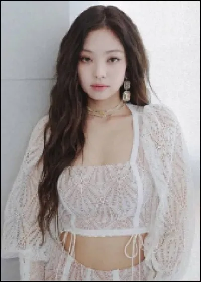 De quelle chanson proviennent ces paroles : 
"No love, never, my exes know
No diamond rings, that set in stone
To the left, better left alone" ?