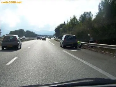 Ce conducteur s'est arrt sur la bande d'arrt d'urgence pour changer une roue creve, il doit :