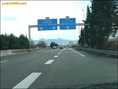 J'arrive  une bifurcation d'autoroute : (A-B)  une sortie d'autoroute. (C-D)