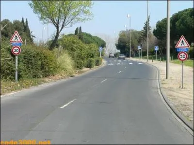 La rue est  sens unique :