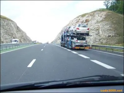 Dans cette voie ce vhicule peut circuler  :