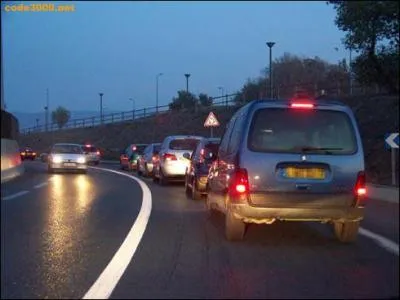 Je suis le dernier de la file, j'allume les feux de dtresse :