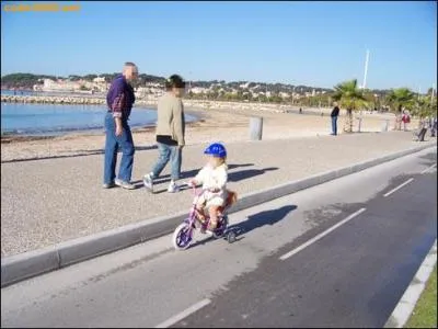 Cette jeune cycliste peut circuler sur la piste cyclable : (A-B). Sur le trottoir : (C-D)