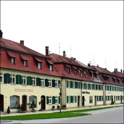 En architecture, comment appelle-t-on un comble brisé dont chaque versant a deux pentes ?