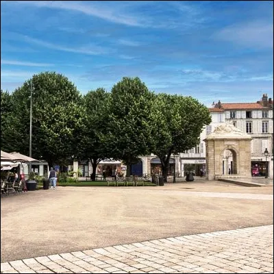 Quelle ville de Charente-Maritime, célèbre pour ses jumelles, possède une corderie royale qui abrite aujourdhui le Centre international de la mer et compte comme centre névralgique la place Colbert ?