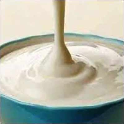 Quel récipient percé de trous sert à égoutter le caillé pendant la transformation du lait en fromage ?