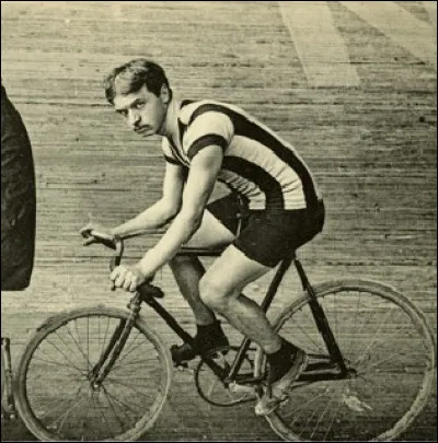 Quelle est la nationalité du coureur cycliste Antoine Dussot ?