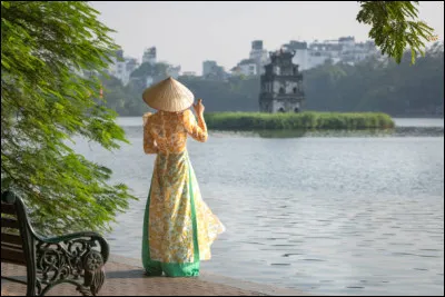 Selon la légende, quel objet est confié à un pauvre pêcheur par une tortue sacrée sortie du lac Hoàn Kiêm, au Vietnam ?