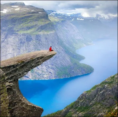 Dans quel pays est située la falaise appelée "Trolltunga", littéralement "la langue du troll" ?