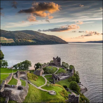 D'après la légende, quelle créature vit dans le Loch Ness, lac situé en Écosse ?