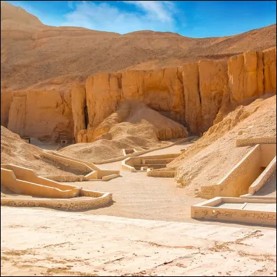 C'est au sein de cette vallée d'Égypte que l'on trouve les tombeaux des pharaons du Nouvel Empire et qu'une malédiction a fait rage lors de la découverte de ces derniers. Quel est son nom ?