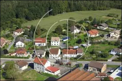Nous sommes en Lorraine, à La Hollande. Hameau du village de La Voivre, dans l'aire d'attraction Déodatienne, il se situe dans le département ...