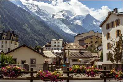 Quelle est cette ville située au pied du Mont Blanc ?