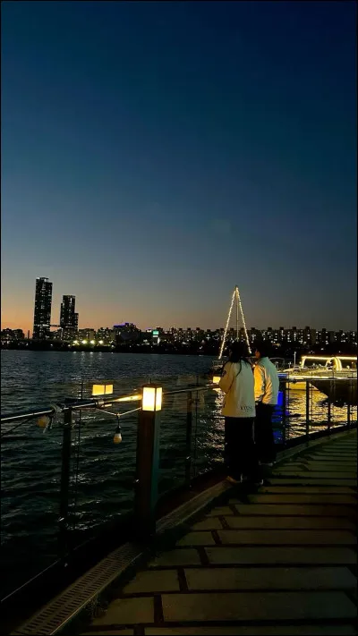 Il temmène en vacances-surprises, tu aimerais aller