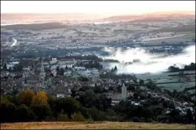 Dans quel département la ville d'Uchon se trouve-t-elle ?