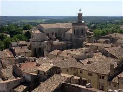 Dans quelle région trouve-t-on la ville d'Uzès ?