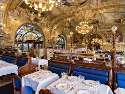 Dans quelle ville se situe le restaurant gastronomique "Le Train bleu" ?