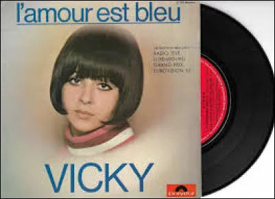 Quel pays la chanteuse Vicky Leandros a-t-elle représentée en 1967 avec la chanson "L'amour est bleu" ?