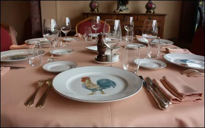 Selon les r&egrave;gles du savoir-vivre et les bonnes mani&egrave;res, si vous &ecirc;tes invit&eacute; &agrave; d&icirc;ner, qu'apporterez-vous, sans avoir pr&eacute;venu, &agrave; la ma&icirc;tresse de maison ?