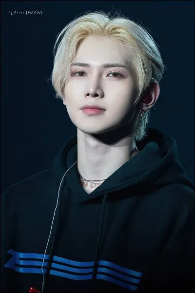 Quel est le nom de leur premier album studio ?