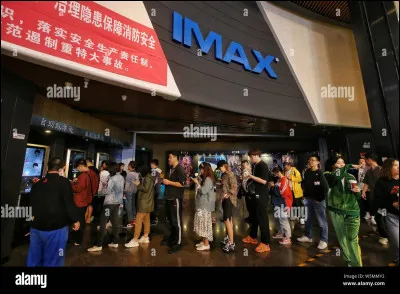 Dans la queue du ciné, une fille te double :