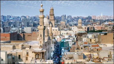 Dans quelle ville dÉgypte, Sur Emmanuelle a-t-elle aidé les plus démunis ?