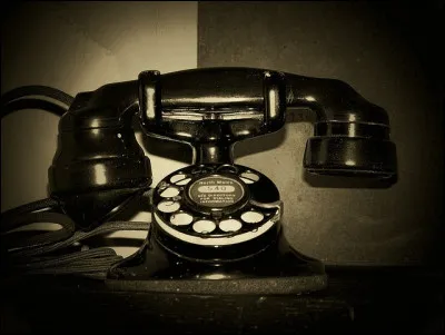 Tu entends une voix étrange au téléphone. Quelle est ta réaction ?