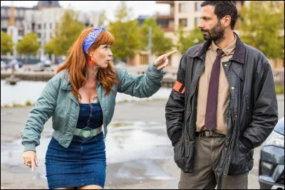 Quel est le nom du commandant avec qui elle collabore ?