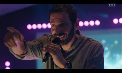 Lors de la soirée karaoké, quelle chanson le commandant chante-t-il ?