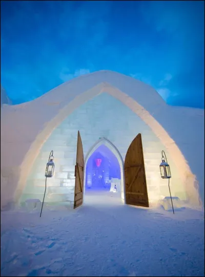 Dans quelle ville trouve-t-on un hôtel entièrement construit en glace qui fond chaque année ?
