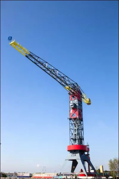 Dans quel pays peut-on dormir dans un hôtel qui est une ancienne grue portuaire avec vue sur les docks ?