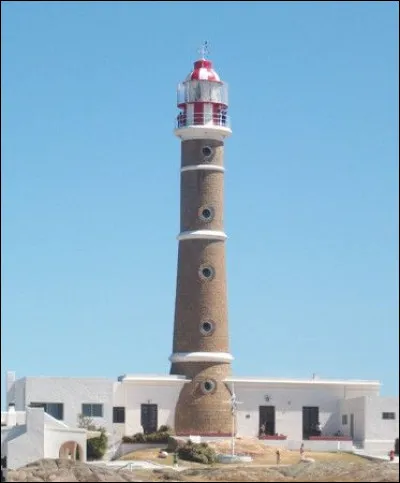 Quel hôtel a été construit dans un ancien phare et offre une vue panoramique sur locéan ?