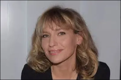 Julie Debazac joue le rôle de Aurore Daumier dans le feuilleton "Demain nous appartient".