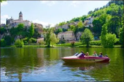 Je vous propose de commencer notre balade sur les bords du Lot, à Albas. Village de l'aire d'attraction Cadurcienne, dans le Quercy Blanc, il se situe dans le département ...
