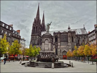 Quelles sont les deux villes qui ont fusionné pour créer la ville de Clermont-Ferrand ?
