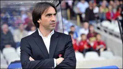 Quelle est la nationalité du footballeur international et entraîneur de football Corentin Martins ?