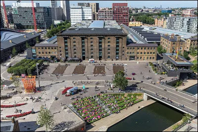 Dans quelle ville se trouve le Central Saint Martins College of Art and Design ?