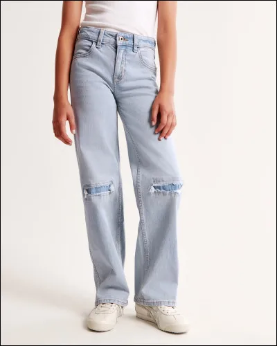 Dans la cour, une fille se moque de ton jean "ringard".